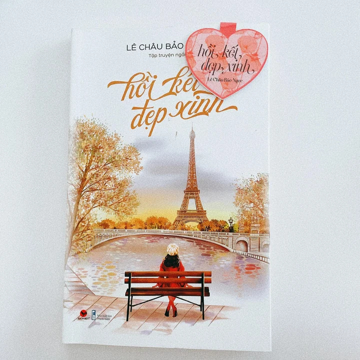 Hồi Kết Đẹp Xinh cover with a heart-shaped bookmark resting on it