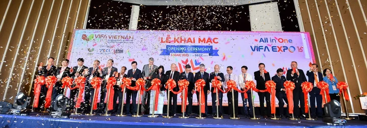 VIFA EXPO opening ceremony with a ribbon-cutting line on stage